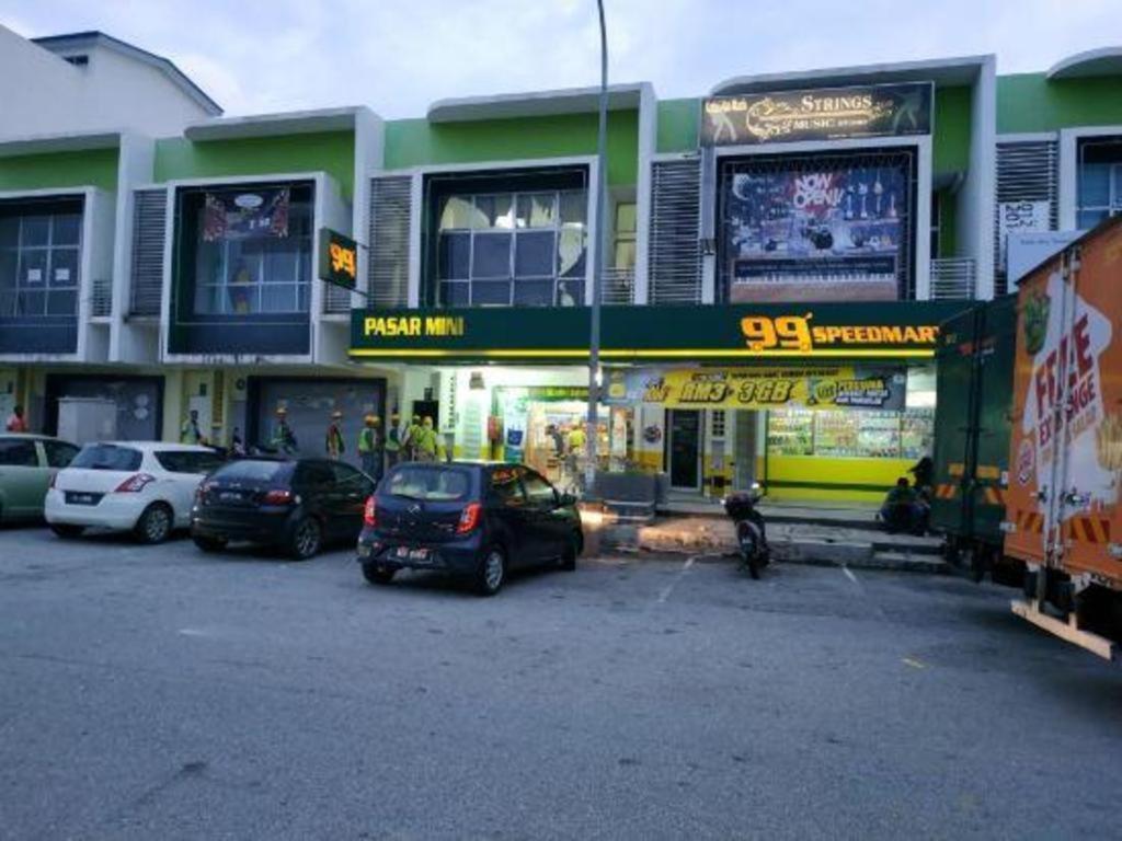 Hotel Zamburger Enstek Sepang Exterior foto